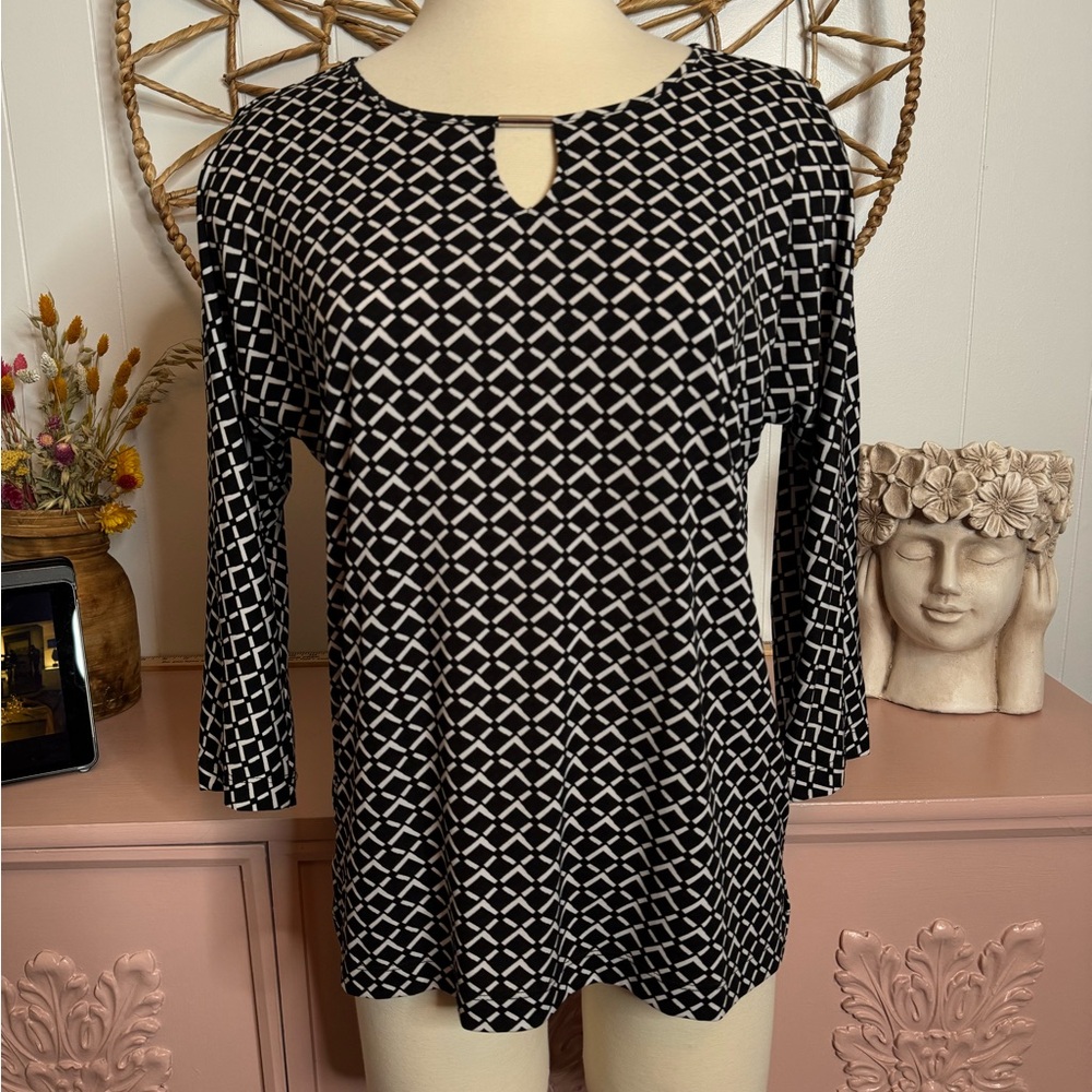 Chico's easywear size 0-small Black and White Patterned cold shoulder‎ Blouse